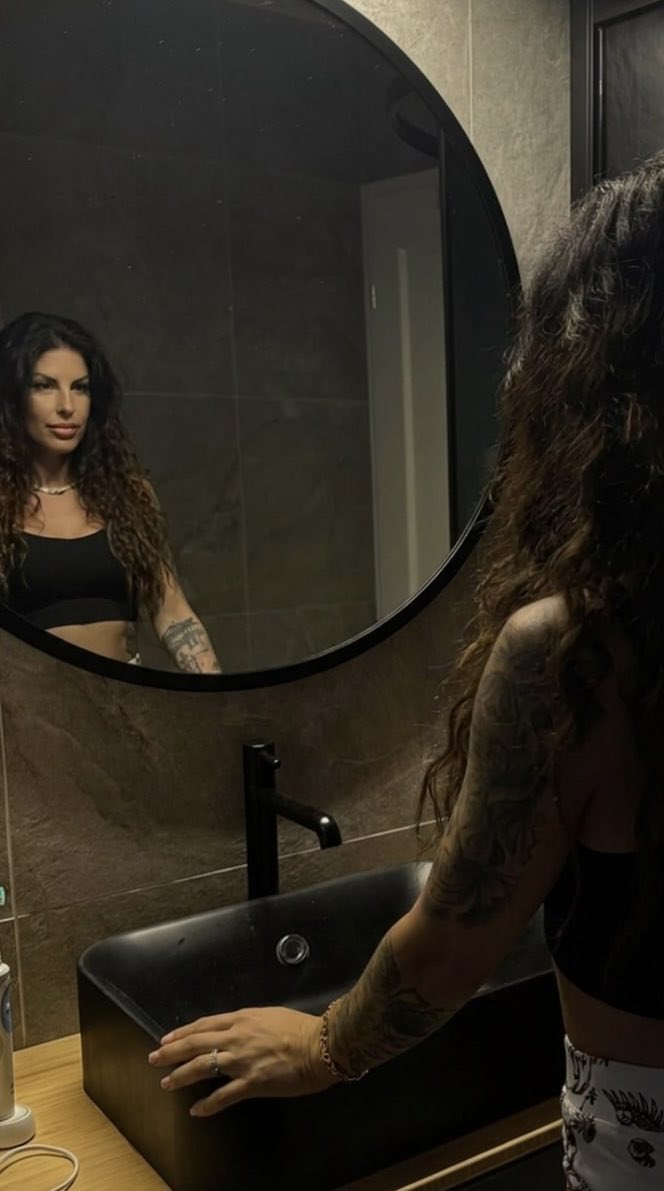 dollstell's tweet photo. don’t let the pretty face fool you 🖤
#tattogirl #fittattoo #inkandcurls #gymgirl #onlyfans https://t.co/V8QiGcQilB