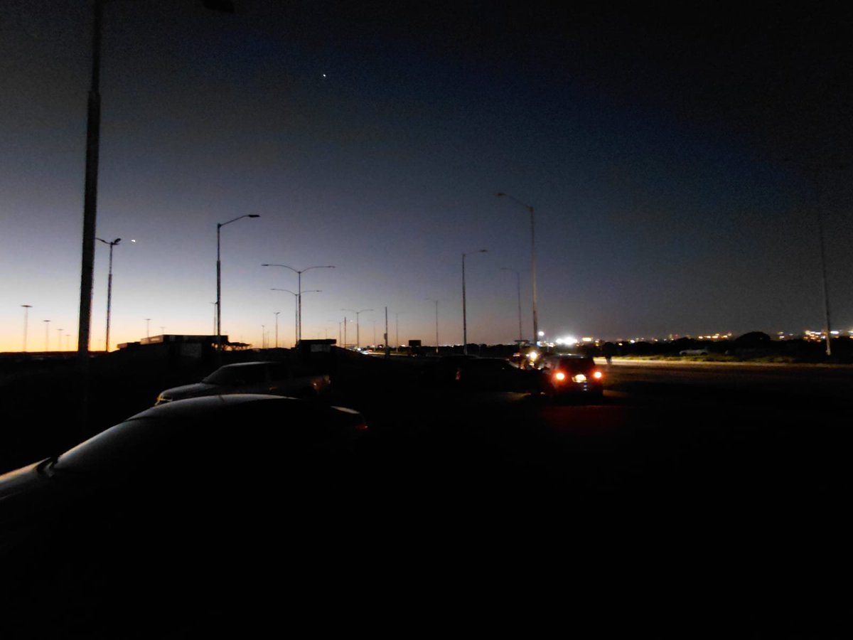 Ferreiromario1's tweet photo. Me escribe un ciudadano: "18:55 Costanera Sur...Gente caminando, otros trotando, niños jugando.
A todos nos agarra de sorpresa la noche y la inseguridad".
@andeoficialpy y @policianacionaldelpy ¡APLAZADOS! https://t.co/9QBtSxZ1Vk