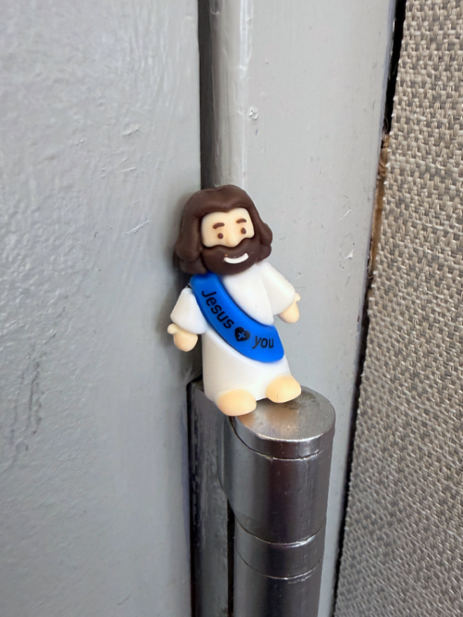 BrettRaio's tweet photo. Just saw this mini Jesus figure at Chicago airport. I saw a tract/letter about Jesus on someone’s car windshield in Dallas on Friday too. Nicely done family, let’s keep reaching the world with The Gospel of Jesus Christ. If we Love people, we’ll be BOLD & tell them about Jesus who can set them Free❤️