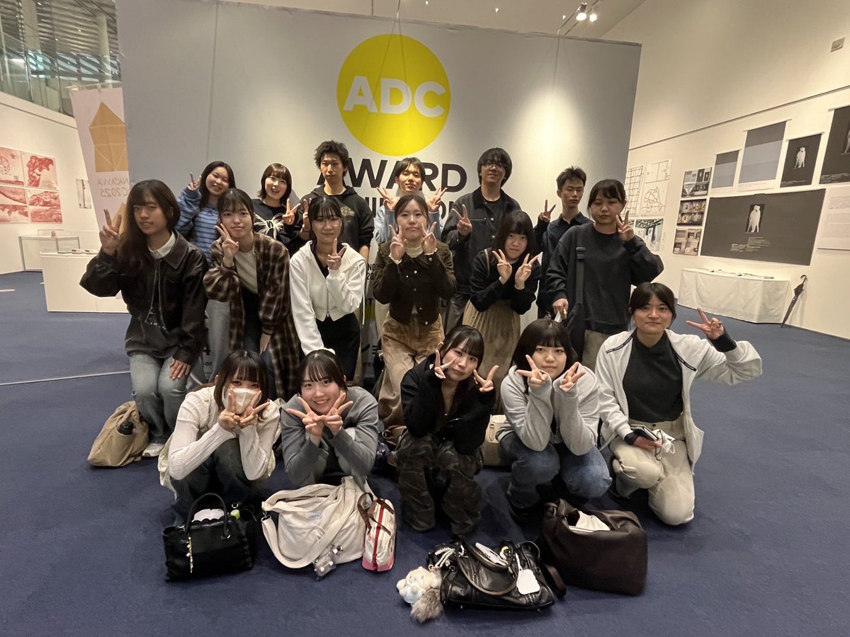 DesignOhara's tweet photo. 🎨日本のアートディレクション展2025見学✒️

グラフィックコース1、2年生で
ののいちカレードで開催中の展示会へ行ってきました🚶‍♀️
金沢のデザイナーや、全国から選び抜かれたデザイナーのポスターやパッケージに触れ、これからの制作への意識も高まったよ💪✨️

#大原金沢 #カナクリ #専門学校 https://t.co/3Ejn5PmHlf
