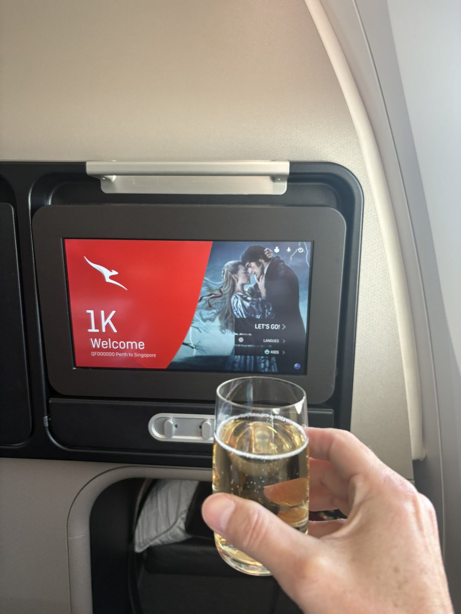 commproperty1's tweet photo. Singapore via Perth on the Dreamliner for something different 
#qantas #avgeeks #hotels https://t.co/9f11TcTm7F