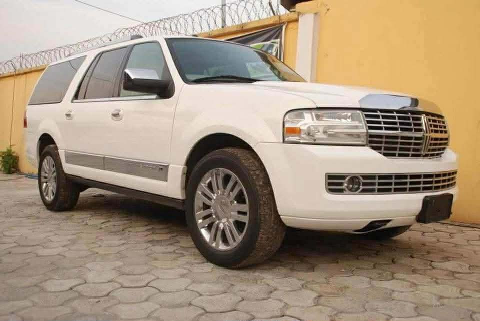 daddyopm's tweet photo. One Sunday i drove my Lincoln Navigator to church.
As I was preaching, I saw one poor widow seating at the fifth role in the church that is always cleaning the alter free of charge without collecting salary. 
Through out my preaching she was crying and cleaning her tears with handerchief .
So I spoke to myself, what can I do to turn the tears of pain of this widow to tears of joy.
So I called her out in the presence of the whole congregation and handed over my Lincoln Navigator I drove to church with.
One wealthy member of church bought the car from her and transferred money into her account .
Her tears of pains was converted to tears of joy.
And I did not buy the Lincoln Navigator, it was a gift from a member.
So gift also goes out as gift and GOD IS HAPPY.