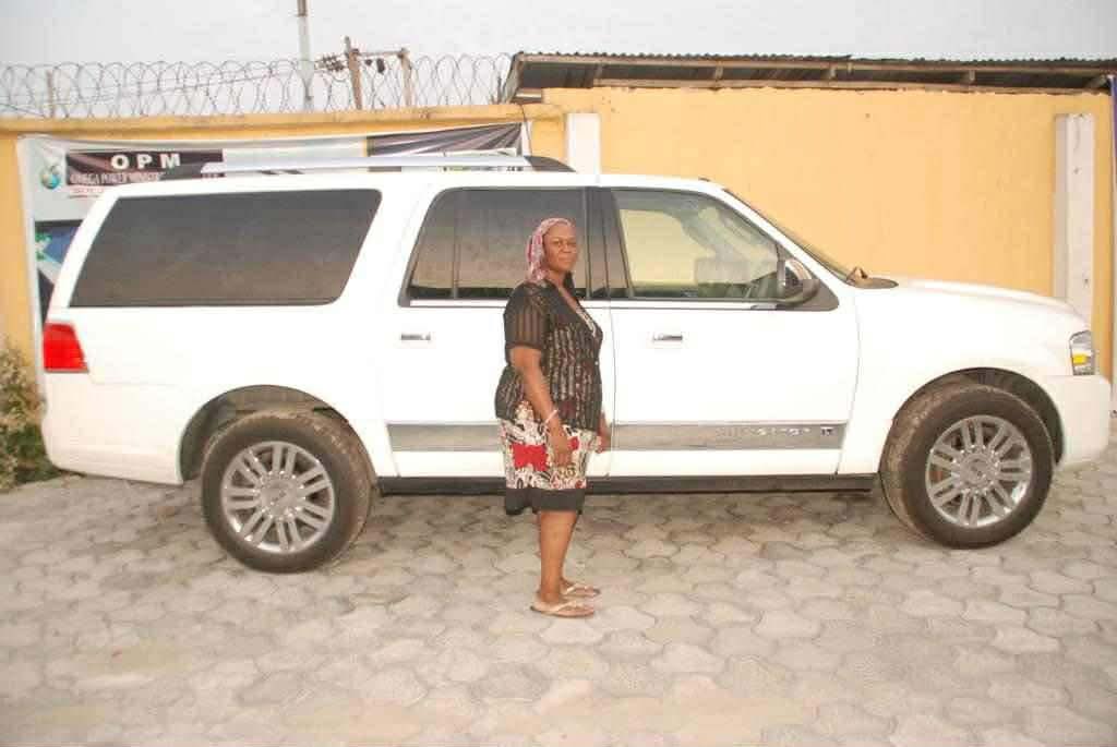 daddyopm's tweet photo. One Sunday i drove my Lincoln Navigator to church.
As I was preaching, I saw one poor widow seating at the fifth role in the church that is always cleaning the alter free of charge without collecting salary. 
Through out my preaching she was crying and cleaning her tears with handerchief .
So I spoke to myself, what can I do to turn the tears of pain of this widow to tears of joy.
So I called her out in the presence of the whole congregation and handed over my Lincoln Navigator I drove to church with.
One wealthy member of church bought the car from her and transferred money into her account .
Her tears of pains was converted to tears of joy.
And I did not buy the Lincoln Navigator, it was a gift from a member.
So gift also goes out as gift and GOD IS HAPPY.