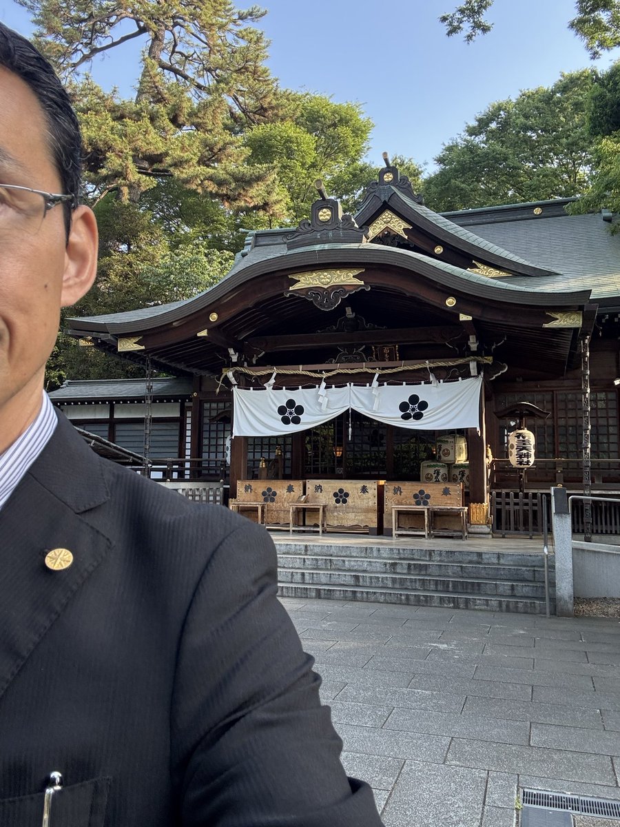 OK1973Hi's tweet photo. ということで、出勤前にさっそくバッジ付けて、合格祈願した布多天神社様に「おかげさまで中小企業診断士になれました」のご報告してきました🙏
(バッジ付けて電車に乗りたかっただけとも言う)

早朝の神社は気持ちがいいですな♪

今後は診断士として成功できるよう、改めてお願い申し上げます🙇 https://t.co/0q4MI5CJno