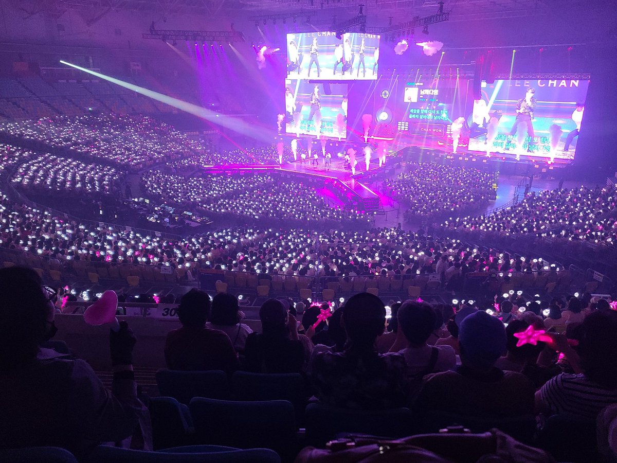 sosulim1's tweet photo. 2층 시야 로또봉이 차너니와 함께 춤추는 모습 장관이었다 시큐들이 못 일어나게 해서 그게 좀 아쉬움ㅠ
#이찬원 #이찬원콘서트 #체조경기장
#2층시야 https://t.co/cwoR4u6ztn