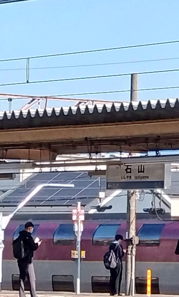 yabaseJ1's tweet photo. 快晴の瀬田川です！
龍大のボートがたくさん練習されてます。
石山駅には見慣れない車両が、停まっています。 https://t.co/z0WlKTfHD7