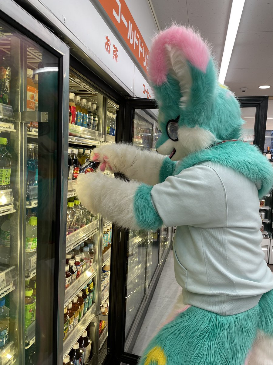 fal_e5's tweet photo. 暑いから冷たいものが飲みたい！
#fallog  #ケモノをみて今週もがんばりマンデー https://t.co/lvcrg9tgXa