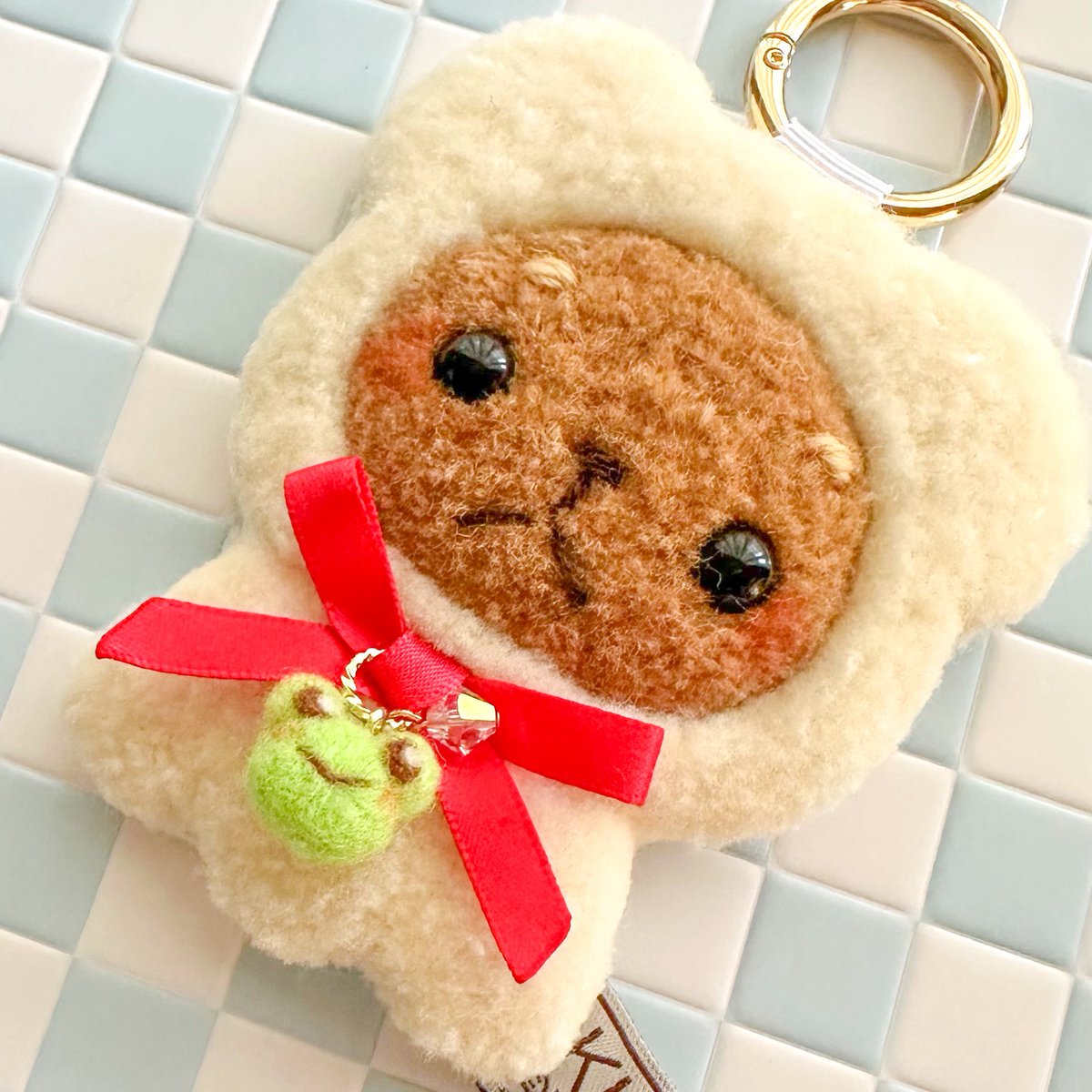 おはようございます🐸 てるくまちゃんの胸元のかえるは羊毛フェルトで