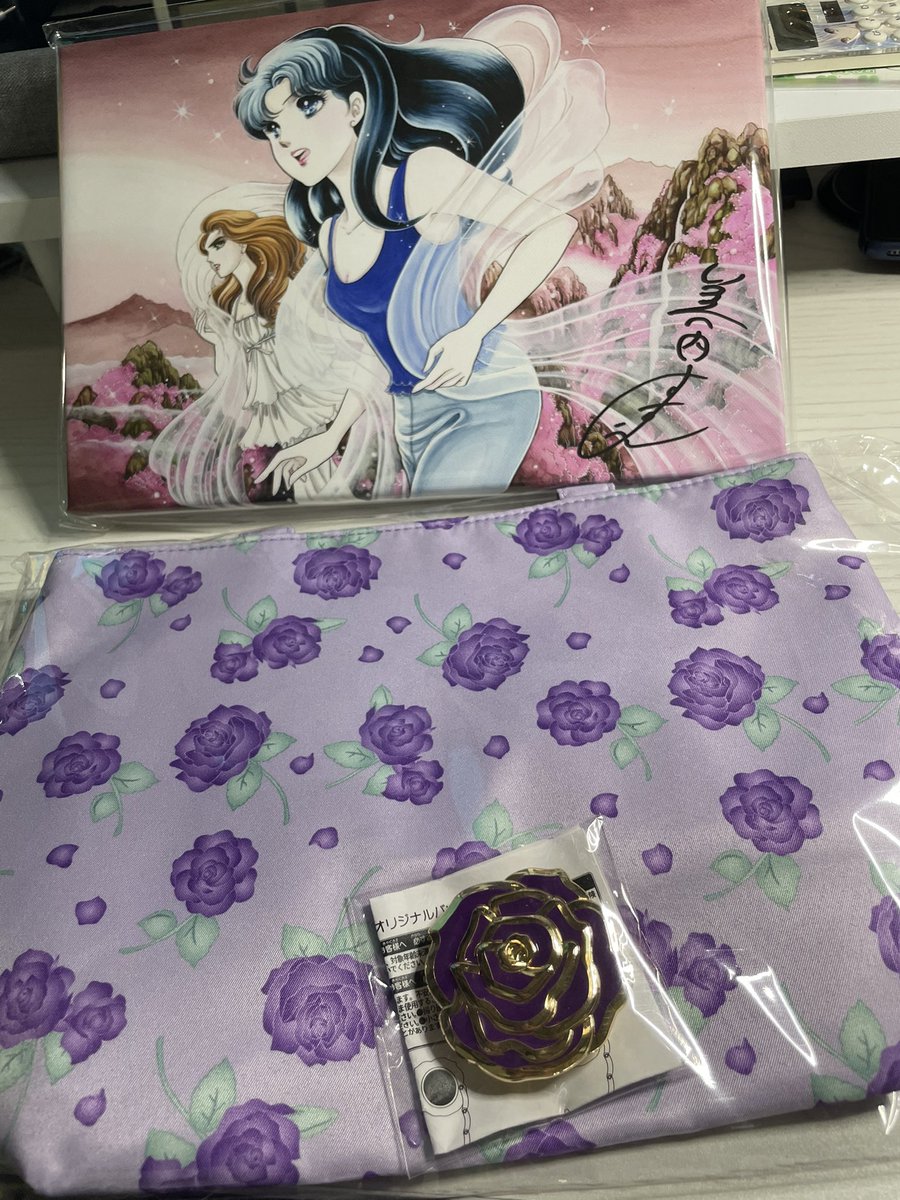 minamibb's tweet photo. ガラスの仮面展
東京会場でカード作って
大阪会場でカード買い物
その時抽選したらA賞出た🏆
美内すずえ先生サイン入りゲットしました！
そうしていたら使用金額増えて
紫の薔薇のポーチが届きました！
嬉しい😆🌹
#ガラカメ50  #ガラスの仮面 https://t.co/RzRWhd54CI