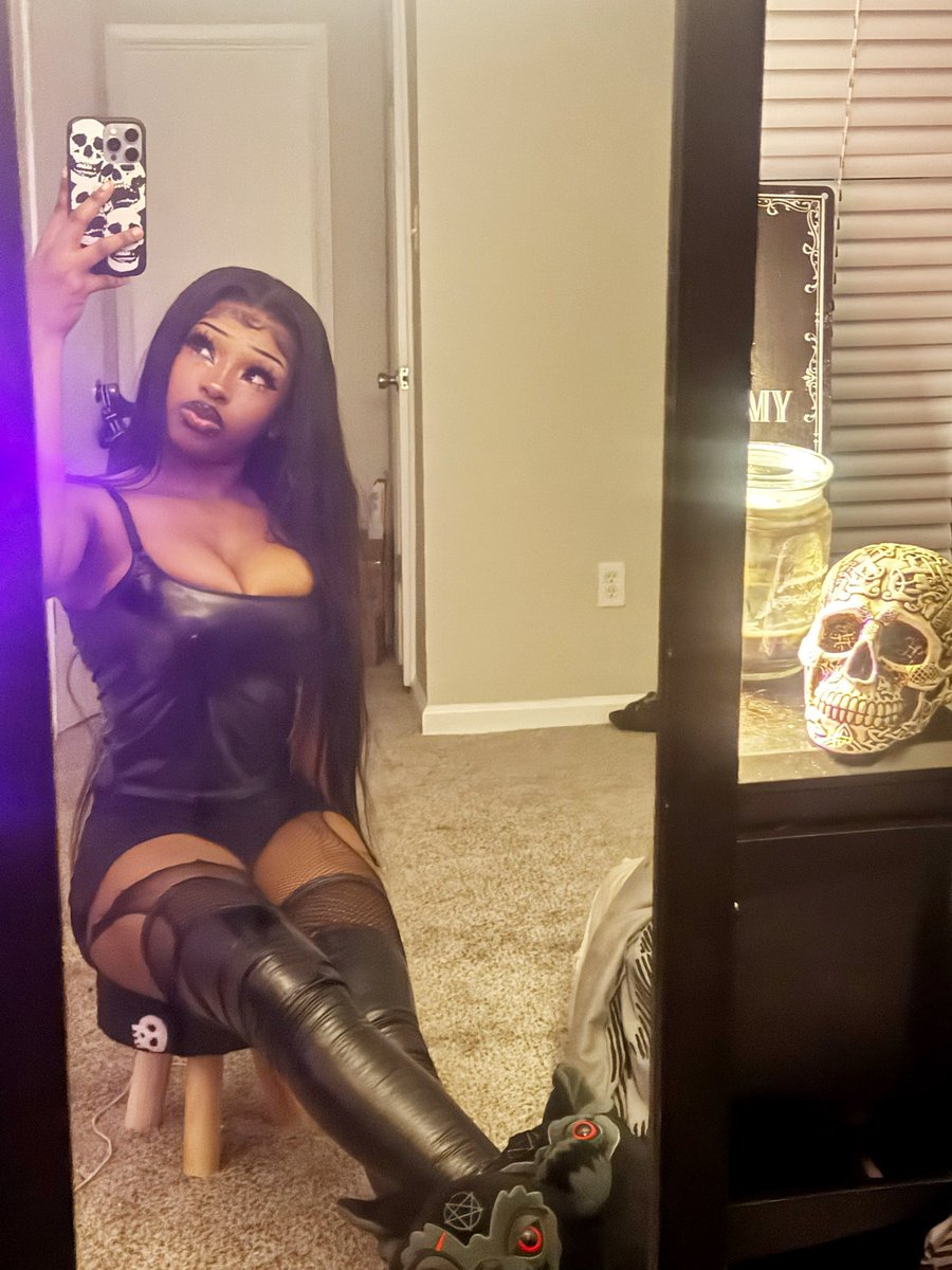 Blackreine tweet media