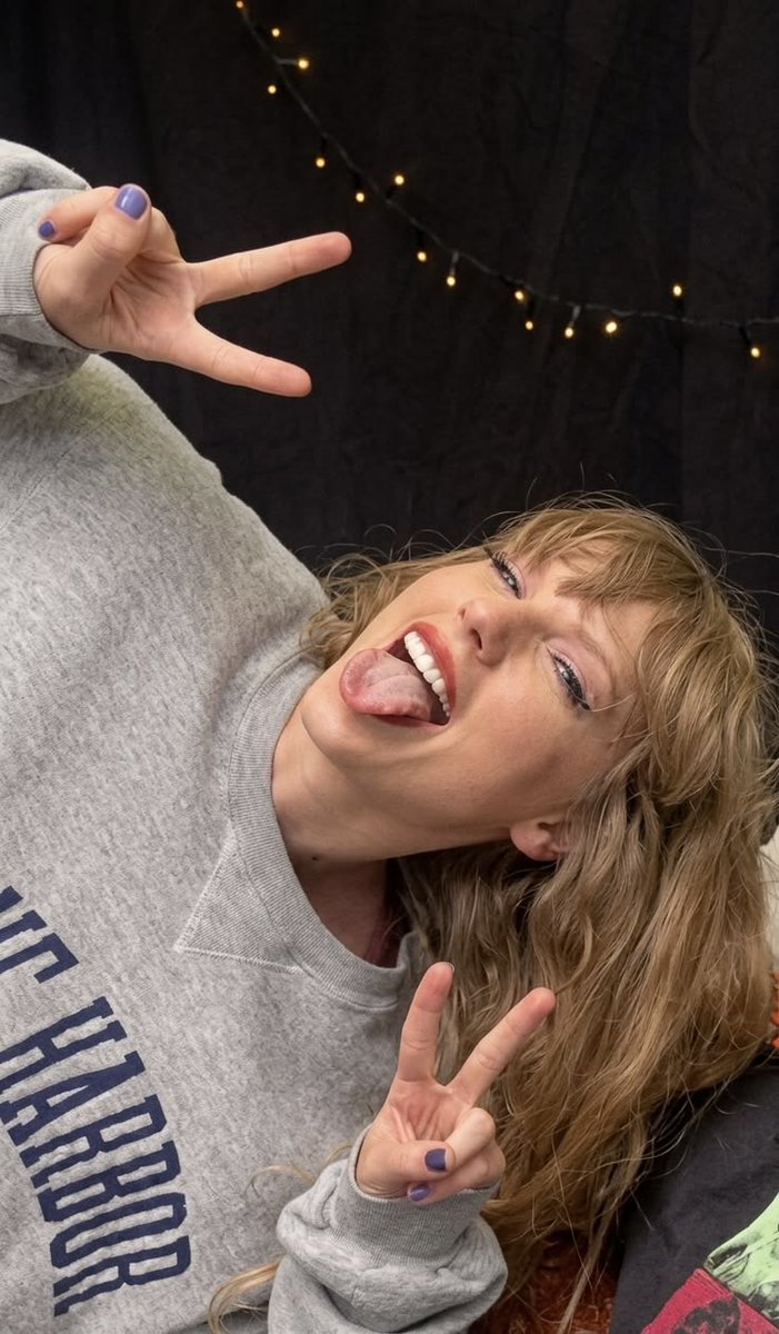 Number 1 swiftologist stan tweet media