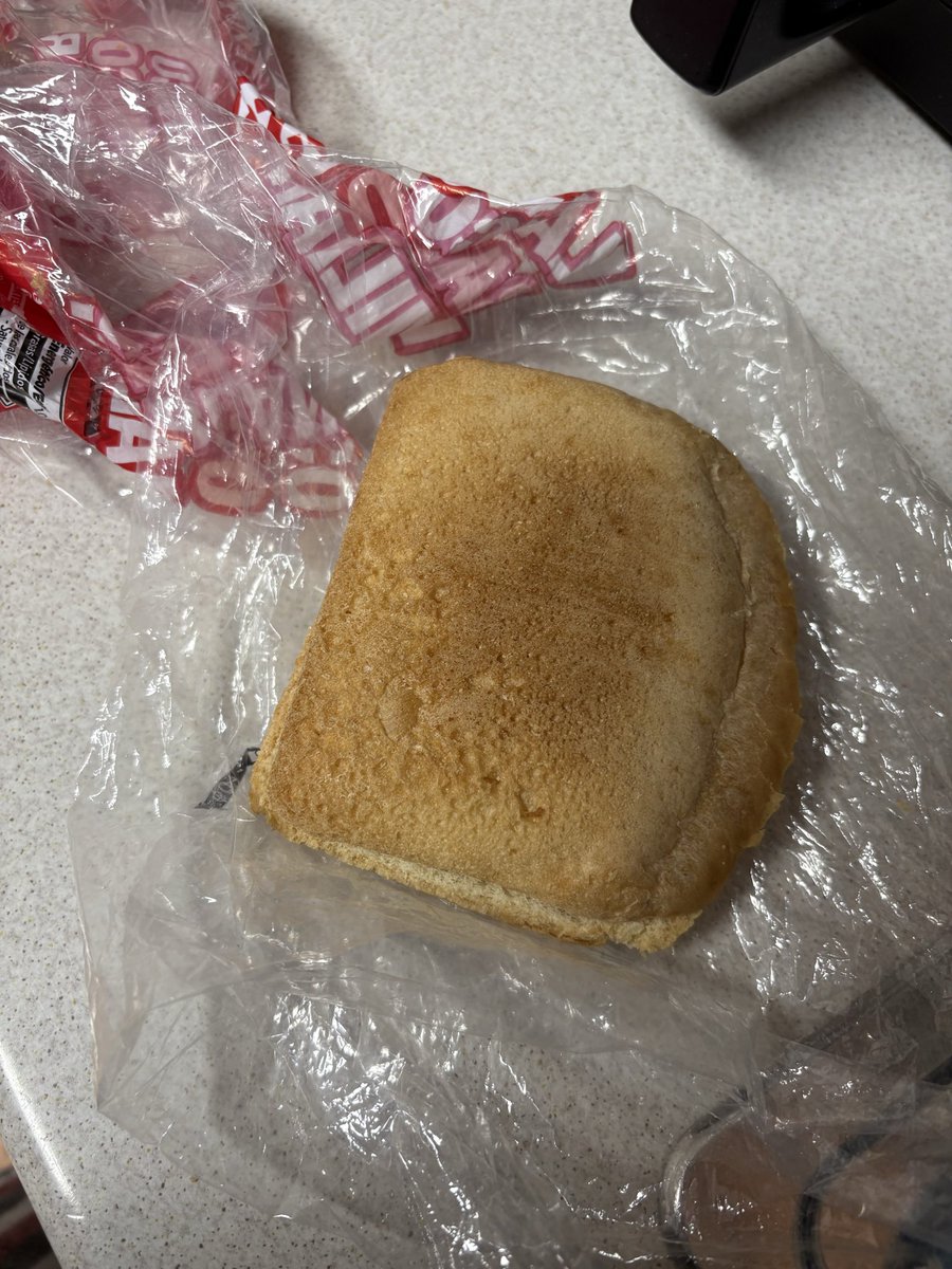 ivan4escobar's tweet photo. Confieso públicamente que yo tiro las tapas del pan de molde a la basura. 
Vosotros qué hacéis con ellas: os las coméis como si nada, os hacéis el sandwich con ellas, hacéis otra cosa??
Necesito saber si soy mala persona tirando comida o hay más como yo https://t.co/noTWp0X1AX