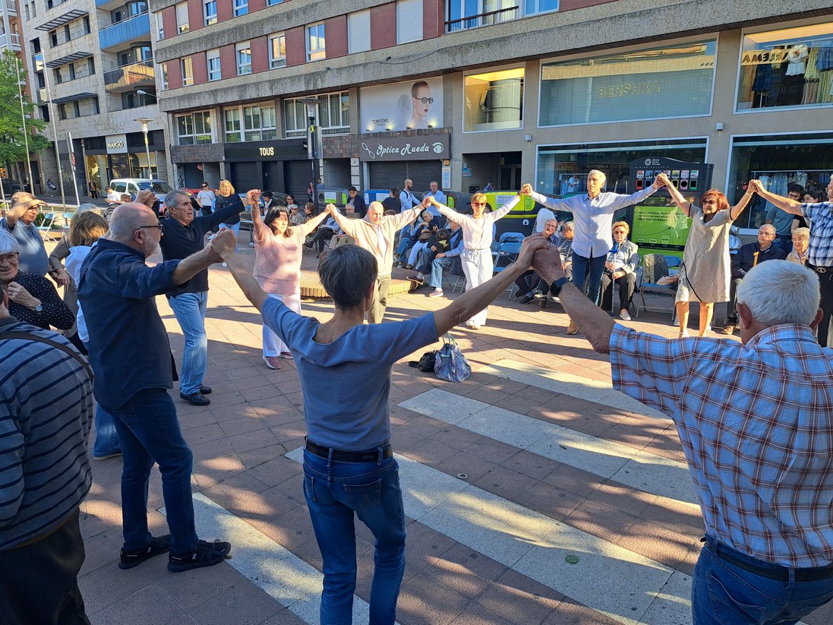 eixamplegirona's tweet photo. L'última jornada de la Festa Major de l'Eixample ha estat un èxit! ✊️
. pedalada pel barri, amb @moutenbici 
. havaneres.
. dinar popular
. audició de sardanes, amb la cobla "La Principal de Banyoles"
#fembarri
#viugirona https://t.co/1Vsuf2CPUu