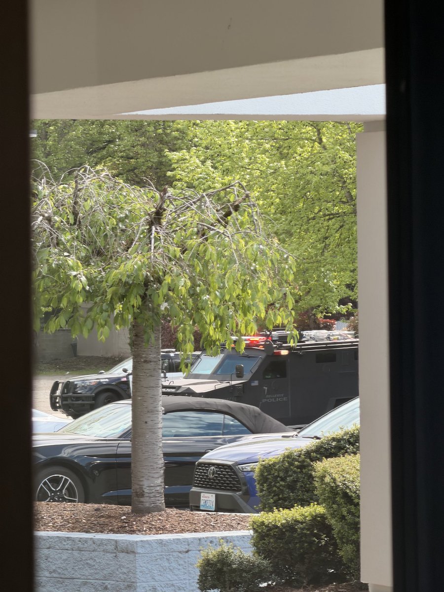 devankarsann's tweet photo. @GeeK253 There’s a SWAT truck here now. https://t.co/qnoMi1XDXL