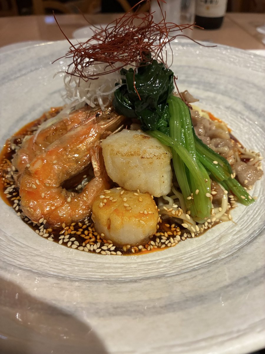 gajumarurenta's tweet photo. 連日連夜の“舜天”さん♪

そこでオススメの一品をご紹介

〜麺紀行〜
金アグー豚のやみつき汁なし担々麺🍜

これはマジでうまい😋

どれも美味しいんだけど🤤僕の中で久々の大ヒット👍

4月からの新商品との事✨

他にも贅沢飲茶食べ放題もやってるよー

良かったら皆様もどうぞ🍀

#担々麺 
#杏仁豆腐
#飲茶 
#チャーハン 
#酸辣湯麺 
@doubletreeshuri