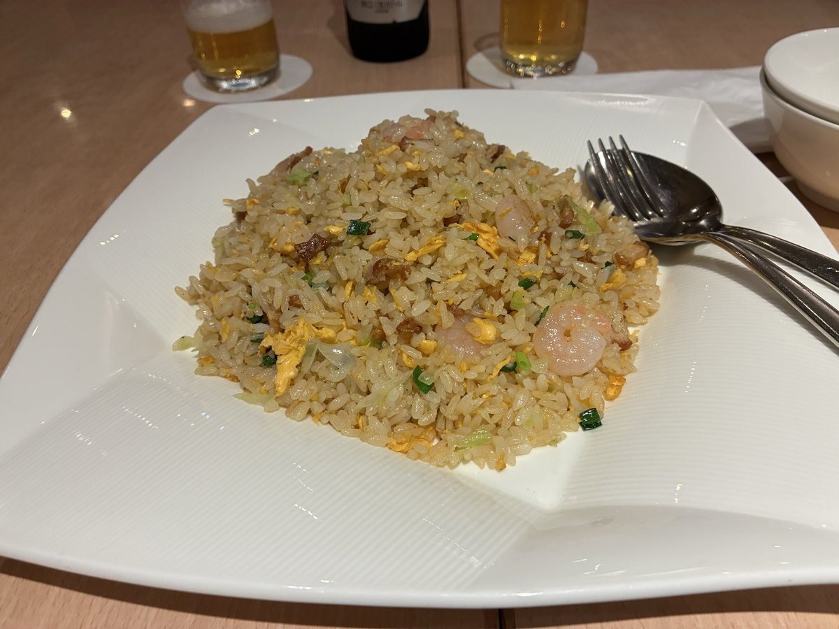 gajumarurenta's tweet photo. 連日連夜の“舜天”さん♪

そこでオススメの一品をご紹介

〜麺紀行〜
金アグー豚のやみつき汁なし担々麺🍜

これはマジでうまい😋

どれも美味しいんだけど🤤僕の中で久々の大ヒット👍

4月からの新商品との事✨

他にも贅沢飲茶食べ放題もやってるよー

良かったら皆様もどうぞ🍀

#担々麺 
#杏仁豆腐
#飲茶 
#チャーハン 
#酸辣湯麺 
@doubletreeshuri