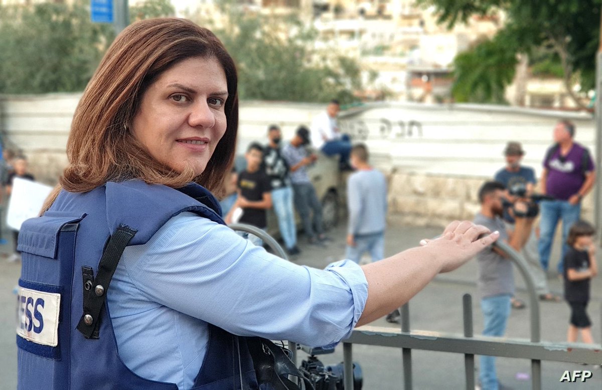ShazaAbed's tweet photo. لو انكم حاسبتم قتلة شيرين لما وصلنا إلى هنا اليوم!! 

لو أنكم وقفتم أمام القتلة في ذلك اليوم، لما فقدنا اكثر من 275 صحافيًا وصحافية في غزة ولبنان.
لو أنكم أوقفتم القتلة لما اعتقلوا علي السمودي ولا مجاهد السعدي ولا بشرى الطويل ولا اسلام عمارنة ولا 40 غيرهم. ولا اختفى نضال وهيثم قسريًا!
لو انكم اوقفتم القتلة لما كان مجاهد بني مفلح يرقد في المستشفيات منذ اشهر يتشافى مما تسبب له وعاش ورأى في سجون الاحتلال
لو انكم حاسبتموهم لما ضرب المستوطنين رنين صوافطة وكسروا يدها التي تحمل بها الكاميرا!

لما قتلوا انس واحمد ومحمود وحسن وعلي وفاطمة وعصام…
 
لما قتلوا آماال بعد محاولات إجلائها!!!

لو انكم اوقفتم القتلة لما أطلقوا النار علي وعلى زملائي في جنين وطولكرم ورام الله وكل الضفة عشرات المرات منذ 2022 حتى اليوم..

اراها مثل الشمس تلك الوسائل الإعلامية التي شككت في شهادتي منذ اللحظة الأولى حين سألوني: "هل انت متأكدة ان جنود الاحتلال من اطلقوا النار عليكِ وقتلوا شيرين؟" ولم تتغير روايتهم إلا عندما اعترف جيش الاحتلال بجريمته! وكأن شهادتي بلا قيمة دون اعتراف اسرائيلي!!

دم شيرين وكل الصحافين على ايدي هذا العالم الذي يفرض قوانينه علينا ويحاسبنا ويمنعنا ويعاقبنا ويراقبنا ويخنقنا نحن بالأخلاقيات والحياد والمهنية والموضوعية، بينما يقف صامتًا بل أحيانًا مبررًا جرائم الاحتلال في غزة والضفة الغربية وبيروت وجنوب لبنان.

 هذا الغضب بداخلي يكبر ويكبر ويكبر مع كل جريمة جديدة، مع كل قصف مروّع وكل رصاصة تطلق من فوهة جندي نحونا، ودون تحقيق العدالة ودون محاسبة القتلة.

الرحمة لشيرين ولشهداء الصحافة والحقيقة في كل مكان
والقوة لكل صحافية وصحافي يقف في وجه الظلم والاحتلال رغم الصعاب..