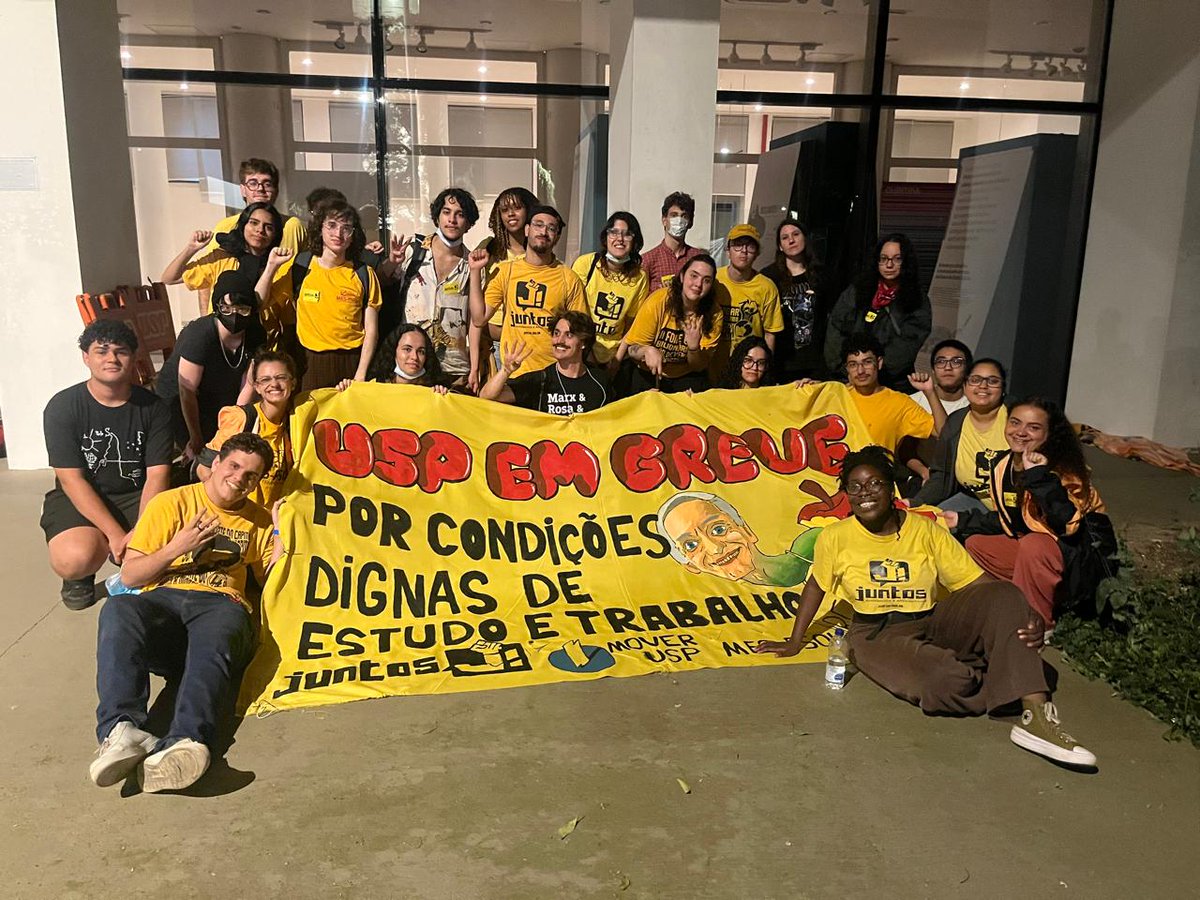 maximo respeito por essa galera aqui 💛 to muito feliz de ter construido a ocupa com eles e luta todos os dias dentro e fora da usp!