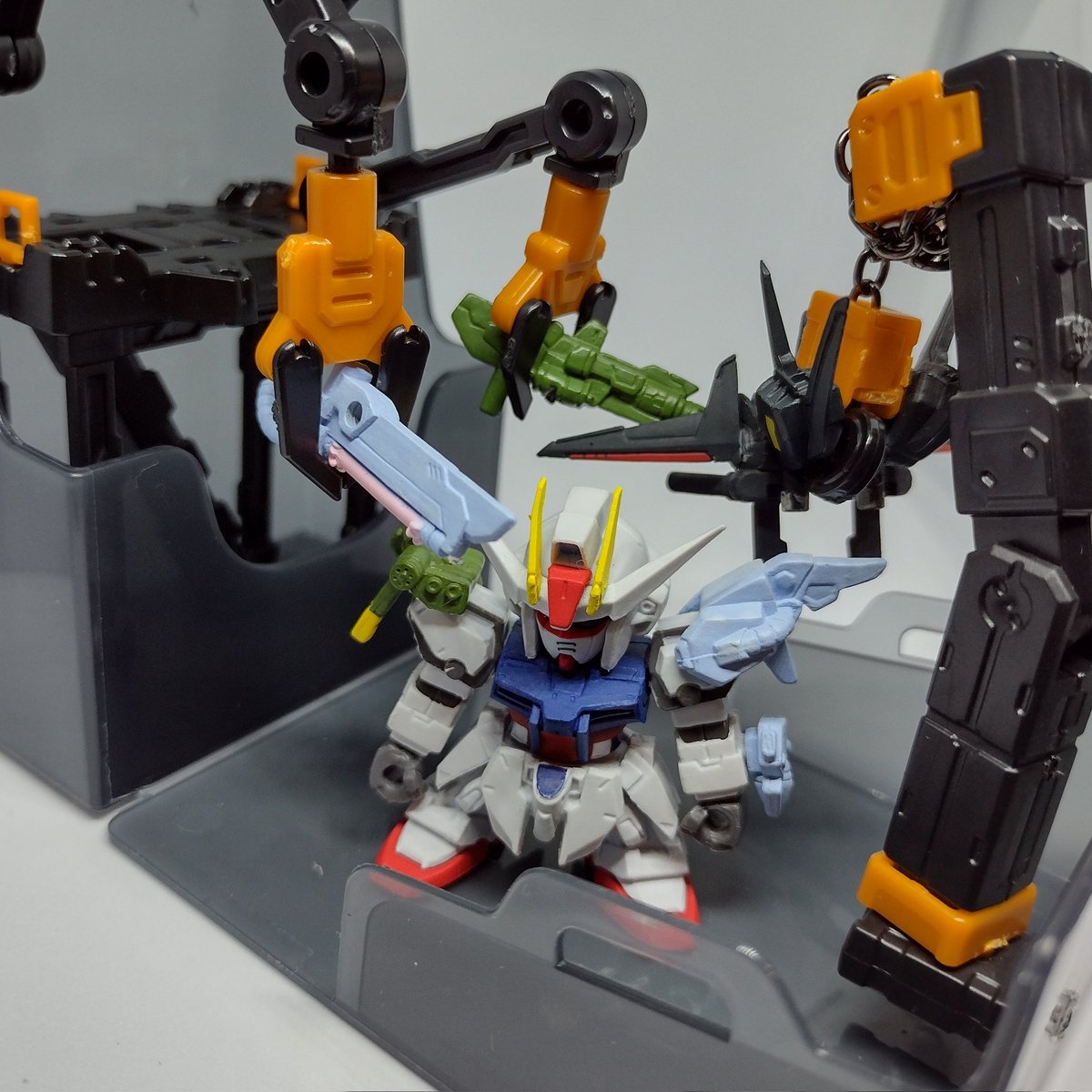 TKago2913's tweet photo. パーフェクトストライク
（スーパーストライク）を配置
　チェーンのクレーンは雰囲気いいね

#ガシャポン戦士f
#ガシャポン戦士フォルテ
#ストライクガンダム
#基地玩具
#基地遊び https://t.co/i3B5CZJEzO
