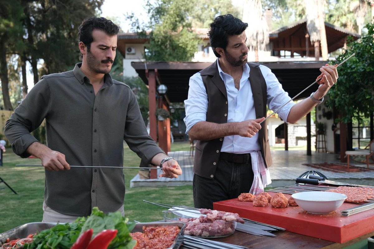 Sunny1488's tweet photo. Collaborations and wonderful friendships that arise in every project, we are not surprised! Aww we love to see such sweet gestures 🥹 #EnginAkyürek #EkremŞen https://t.co/qKKTfgqfS9