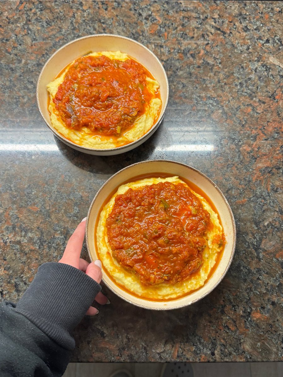 MerceTorrilla's tweet photo. Domingo de otoño, afuera llueve, le haces una polenta con tuco al que te gusta, la vida es buena https://t.co/HMCWHfICTU