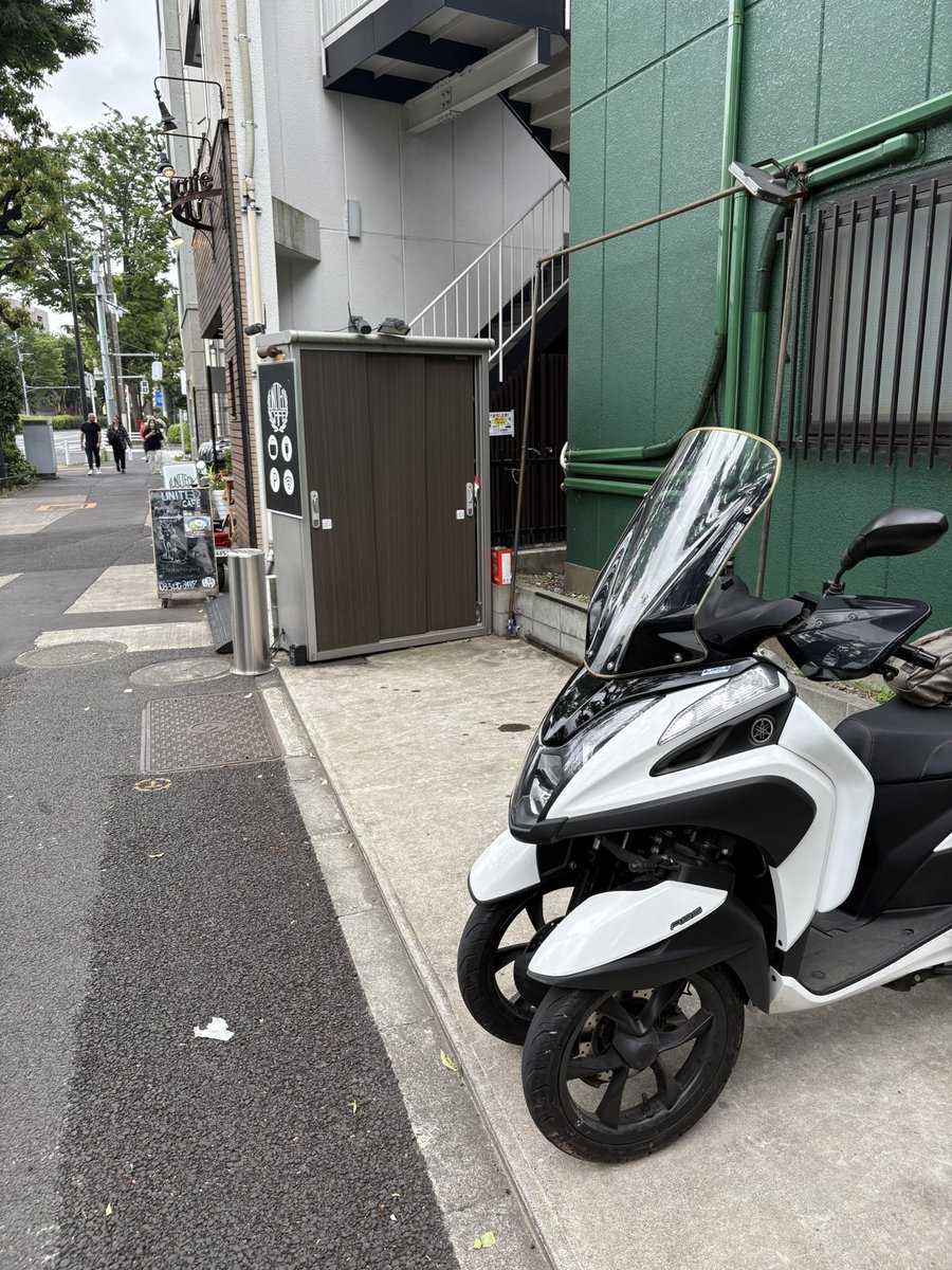 blackrabbit_roa's tweet photo. ５月10日
ShishimaL(ししまる)@Sh1sh1mal7777 さんの個展
【Highway Aesthetics〜街道美学〜】
レセプションパーティーでした！
本日撤収してしまうので、お時間ある方はぜひユナイテッドカフェ世田谷店様へ！！
バイク駐輪場あります！
ガトーショコラ個人的におすすめです！
#UNITEDcafe世田谷　#ROA https://t.co/AyAplI4u5k