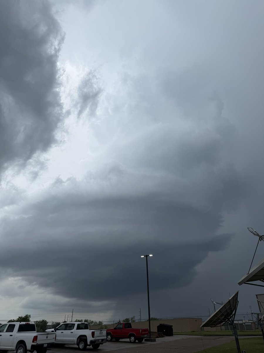 6pm: thunderstorm near Waco taking on supercell structure. #ctxwx