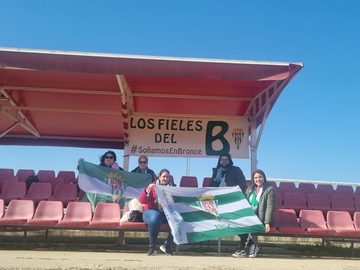 PortalFilial's tweet photo. Mucho ánimo también para nuestros amigos sevillanos del @Coria_CF , @castilleja_cf , @CanteraSFC ; seguro que volverán más fuertes ⚽️❤️ 
Os esperamos de vuelta y prometemos ir a Castilleja para hacernos nuestra foto 😜🍍 https://t.co/JO3r67pJiK