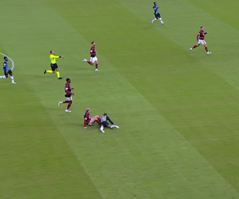 samengo_ofc's tweet photo. VARELA DESARMANDO NA LATERAL ESQUERDA, ESSE É O IDOLO DE VOCÊS. https://t.co/SkYb1TcOBT