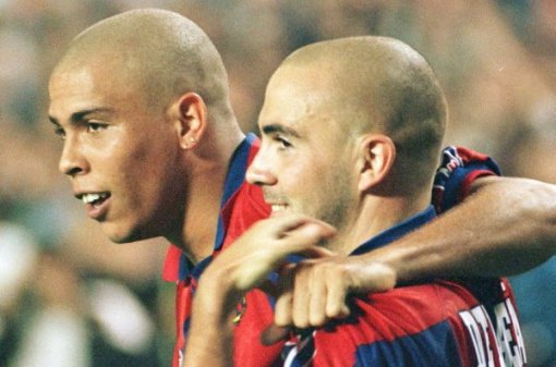 footballcritix's tweet photo. Ivan de la Peña: "Barcelona'da saçlarımı tamamen kazıttığımda insanlar bunu bir imaj sandı ama aslında sadece Ronaldo (R9) ile girdiğim bir iddiayı kaybetmiştim; Ronaldo bana 'Eğer bu maçta sana asist yapmazsam saçlarımı kazıtırım, yaparsam sen kazıtırsın' dedi. Maçın 10. dakikasında bana öyle bir pas attı ki gol atmamam imkansızdı; golü attım ama aynaya baktığımda 'Küçük Buda' (Lo Pelat) lakabını ömür boyu taşıyacağımı anladım."
