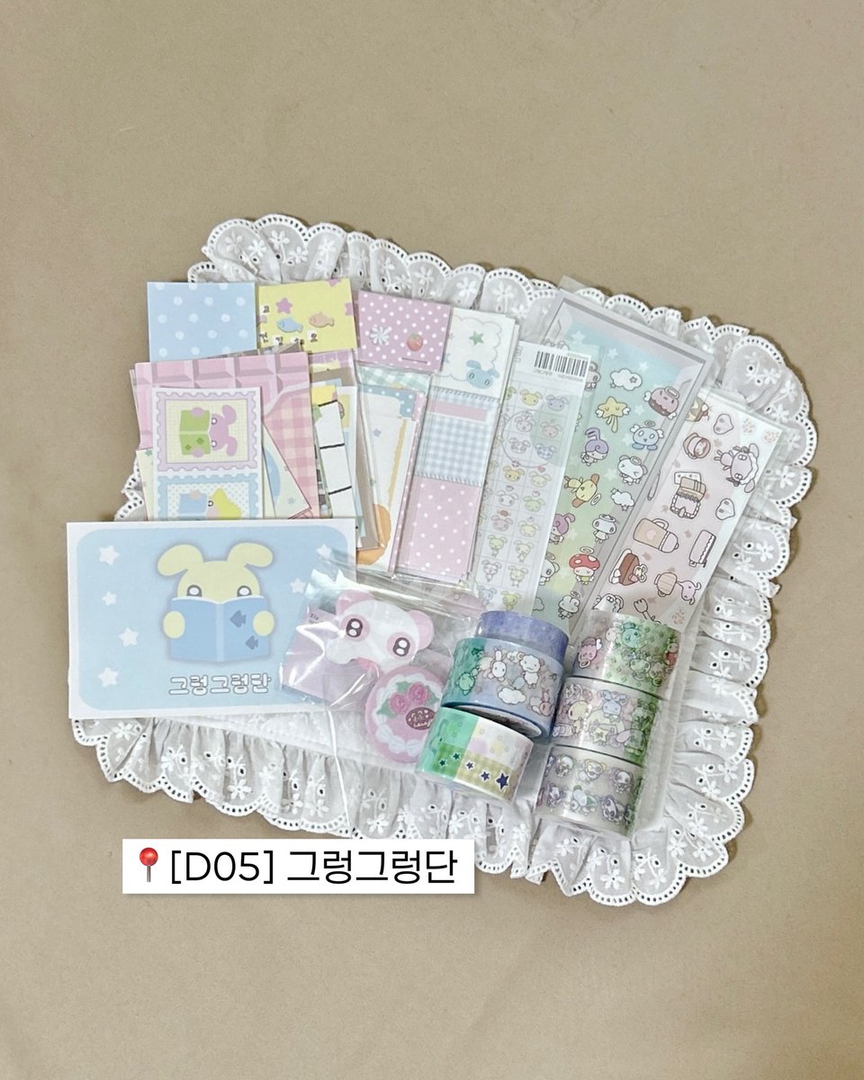 amorminggae's tweet photo. 📍[D05] 그렁그렁단

다꾸를 다시 시작하면서 테이블 매트 예쁜 거 있나 찾다가 이번에 그렁그렁단에서 너무 귀여운 ‘무토의 보자기’ 테이블 매트를 발견 ૮^ྀིᱹ ᱹ♡১ !

수량 한정이라고 해서 여쭤봤는데 따로 꺼내 주셨고 양면으로 쓸 수 있어서 너무 유용함 ! 키스컷도 와글와글 너무 아랑스러움 https://t.co/H70IWU6Ibo
