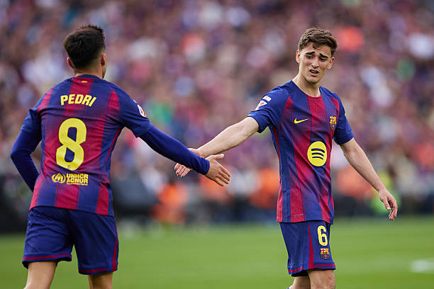 Bernal reduces Pedri’s defensive burden and gives him more freedom off the ball, but Pedri still has to stay deeper in possession to handle progression. Frenkie solves that by taking responsibility in buildup and allowing Pedri to play higher, but defensively Pedri then has to