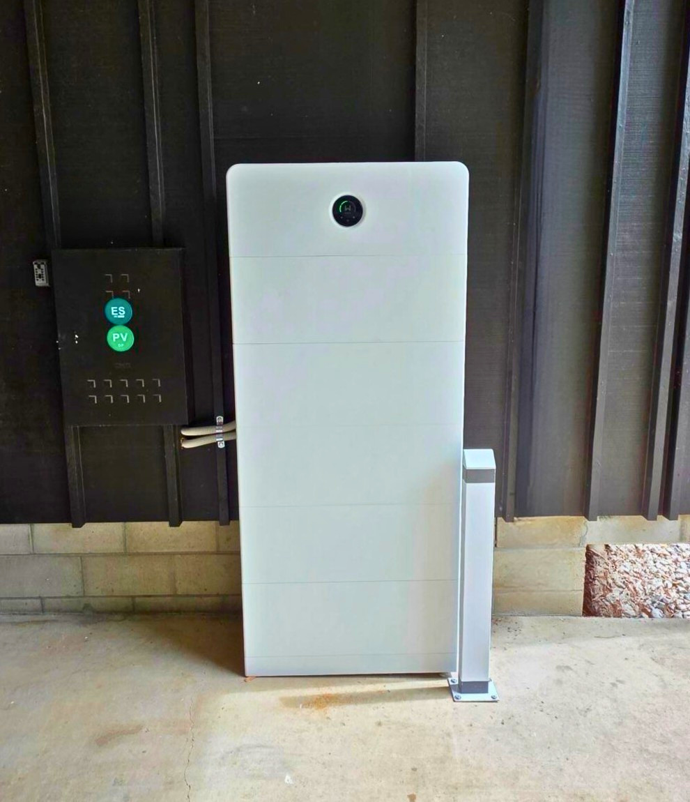 GreenSolarSys's tweet photo. Minimal design. Maximum control. ☀️🔋

This GoodWe battery system is built to capture unused solar energy and turn it into reliable power whenever the home needs it most.

Clean install. Smarter energy. Lower reliance on the grid.

The future of home energy is looking good 👌 https://t.co/ASC5cd8ZGJ