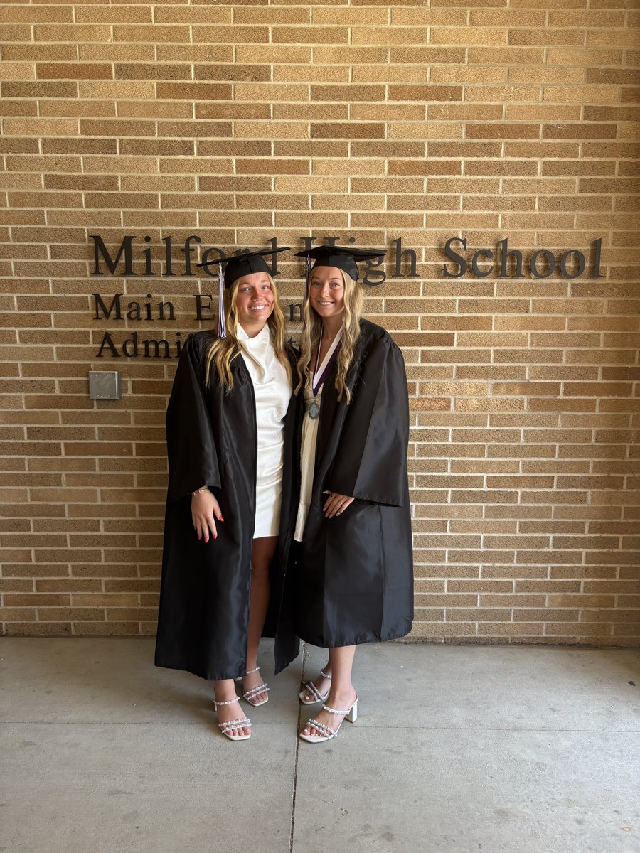 gbb_mhs's tweet photo. 🎓You did it 🎉
Congratulations, Maeli and Kylie, on this exciting achievement! We are so very proud of you and look forward to seeing where life takes you!
#FAMILY🦅 https://t.co/8aTqSTZcCx