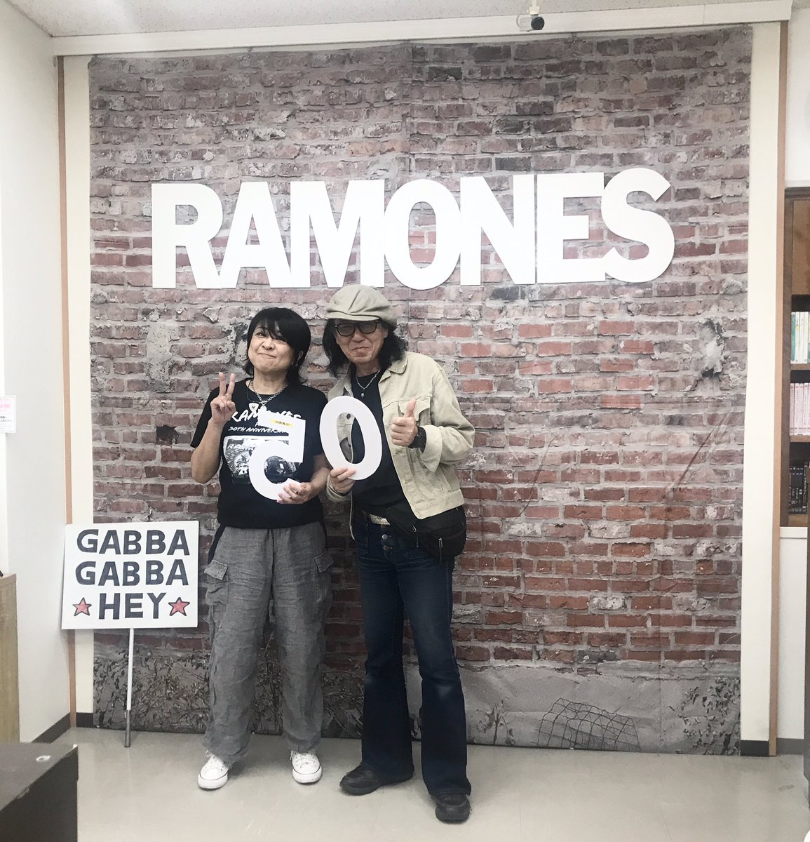 Johnny19653's tweet photo. グッモーニン！
昨日は、東京池袋のジュンク堂書店で
開催中の、ロック写真展に行って来ました。
ロック写真家、
ラモーンズ・ファンクラブ ・ジャパン会長の、畔柳ユキさんの、作品が展示されていて、ユキさん本人とも、
色々と、お話をさせて頂きました。♪
#ramones https://t.co/aHa0Mi3trU