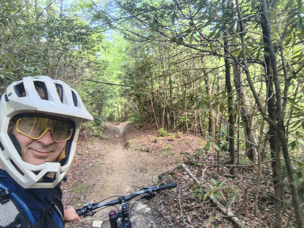 neverinside's tweet photo. The mountain bike world is discovering the magic of bigger 32-inch wheels. 

Stepping back to tech embraced by a small niche, many riders haven't experienced the float, flow, and momentum of a  full-suspension fat bike. https://t.co/FSra4UGfGw