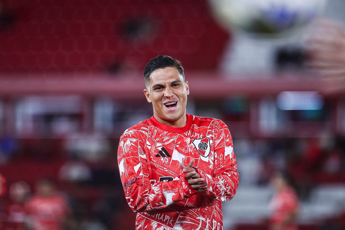 sigan criticando al mejor jugador de river.

que juega solo 30 minutos, que no tiene físico, que esta gordo.

quintero juega al futbol, correr corre cualquiera, si tiene que jugar 10 minutos y comer panchos todos los días que lo haga, porque con la zurda siempre te salva.