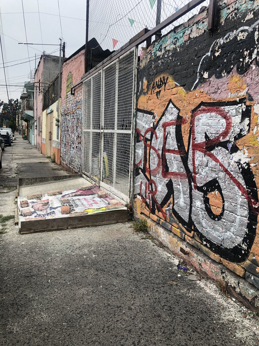 Misantropo0's tweet photo. @ReportandoCDMX1 me ayudas a reportar esta rampa en plena banqueta quitando el libre tránsito de las personas básicamente se hace un escalón está en @TuAlcaldiaGAM calle Teyotl vs Av talismán es un lavadero de autos es de un funcionario público 🙄 https://t.co/OFVPtSg6L7