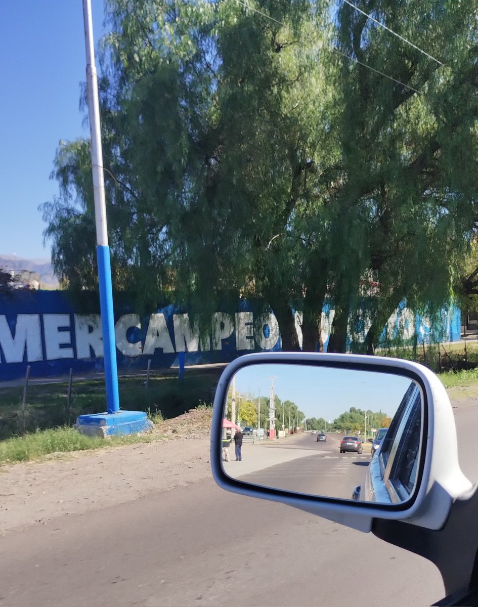 nach_villarroel's tweet photo. Hoy salí a pasear y venía malpegado pensando en el partido de anoche. Se me pasó el embole cuando vi lo inmortalizado en una pared de Las Heras: PRIMER CAMPEÓN DE CUYO 🌟 https://t.co/zIwqoZUUGA