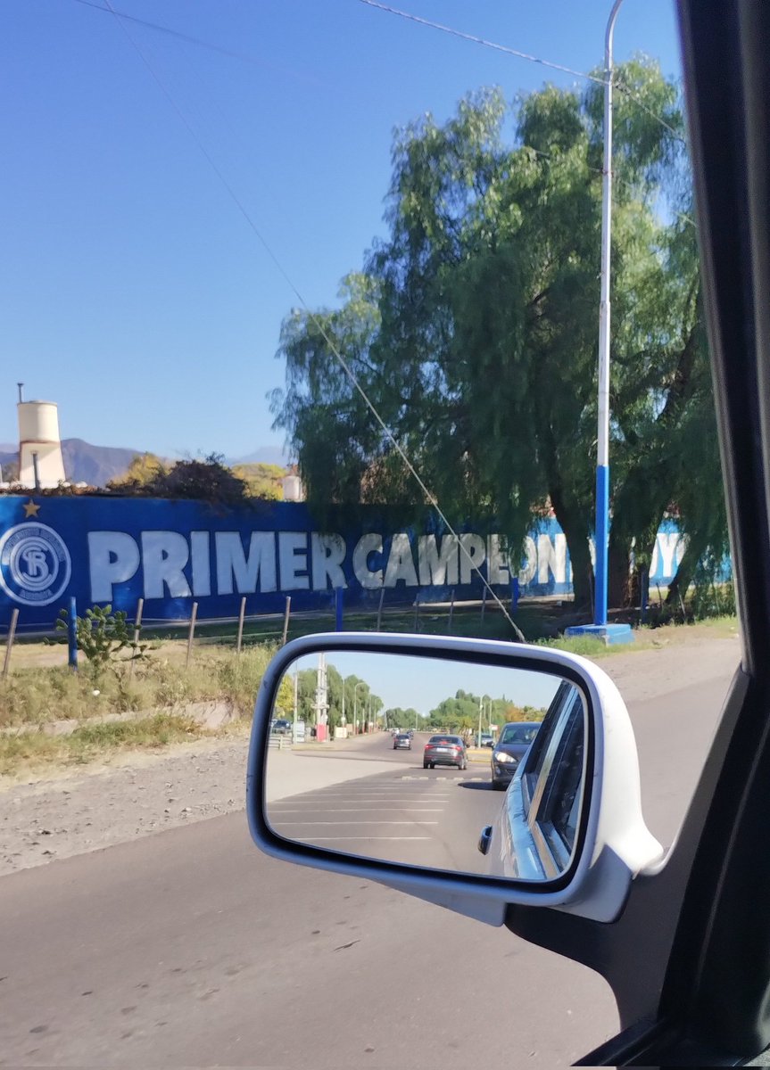 nach_villarroel's tweet photo. Hoy salí a pasear y venía malpegado pensando en el partido de anoche. Se me pasó el embole cuando vi lo inmortalizado en una pared de Las Heras: PRIMER CAMPEÓN DE CUYO 🌟 https://t.co/zIwqoZUUGA