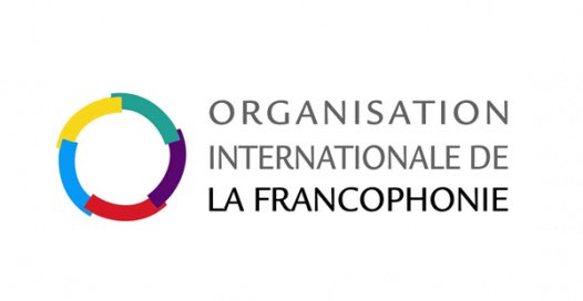IsidoreKwandja's tweet photo. Choc des ambitions pour la direction de l’OIF : état des lieux des forces et faiblesses

À quelques mois du Sommet de la Francophonie, la course au Secrétariat général n’est plus une simple formalité. Entre volonté de continuité et soif de rupture, quatre figures se dessinent pour le mandat 2027-2030 qui s’annonce électrique. 

L’enjeu est colossal : diriger une organisation de 90 États et gouvernements dans un monde de plus en plus multipolaire. Si le dépôt des candidatures court jusqu’au 15 juin 2026, le quatuor de tête est déjà dans l’arène.

1. La Rwandaise Louise Mushikiwabo : La continuité

L’actuelle Secrétaire générale ne cache plus son intention de briguer un troisième mandat. Elle joue la carte de la stabilité.

• Points forts : En poste depuis 2019, elle bénéficie d’une visibilité diplomatique et médiatique accrue et un réseau de chefs d’État influents.

• Points faibles : L’usure du pouvoir. Certains États membres murmurent une volonté de changement pour éviter une pérennisation du poste. Les tensions régionales persistantes dans les Grands Lacs pourraient aussi fragiliser son consensus.

• Chances de gagner : Modérées. Elle reste la femme à battre, installée dans le fauteuil avec les leviers de l’appareil.

2. La Congolaise Juliana Amato Lumumba : Le poids démographique

Portée par la République démocratique du Congo, la fille de l’icône Patrice Lumumba incarne l’ambition du premier pays francophone au monde.

• Points forts : Une légitimité symbolique et démographique incontestable. Sa candidature est un message politique fort : le centre de gravité de la Francophonie doit revenir là où le cœur du français bat le plus fort.

• Points faibles : Un profil perçu comme plus politique que diplomatique par certains partenaires occidentaux. Elle devra prouver sa capacité à faire consensus au-delà du bloc africain lors des auditions en août prochain.

• Chances de gagner : Sérieuses. Elle est l’outsider la plus menaçante, capable de fédérer ceux qui souhaitent voir le leadership changer de camp.

3. La Mauritanienne Coumba Bâ : Le Pont entre les mondes

Nouakchott mise sur une diplomatie d’équilibre, au carrefour de l’Afrique subsaharienne et du monde arabe.

• Points forts : Une image de médiatrice née. La Mauritanie jouit d'une position stratégique qui plaît aux pays du Maghreb et de l'espace sahélien. Sa candidature offre une alternative apaisée aux tensions dans les Grands Lacs.

• Points faibles : Un manque de visibilité médiatique à l'international comparé aux deux premières candidates. Elle doit encore transformer son influence régionale en appuis globaux.

• Chances de gagner : Modérées. Elle pourrait être la candidate de compromis africain en cas de blocage entre le Rwanda et la RDC.

4. Le Roumain Dacian Cioloș : L’alternance européenne

Il est l’outsider le plus menaçant qui traîne une grande expérience internationale plus que tous les trois. Ancien Premier Ministre issu d’un pays du Nord, il peut réclamer l’alternance, comme à l’époque de la Canadienne Michaëlle Jean.
L’Europe de l’Est francophile, qui n’a pas encore accédée à la direction de l’organisation depuis sa création, veut faire entendre sa voix à travers une candidature roumaine de haut vol.

• Points forts : Incarner l’universalité de la Francophonie au-delà du continent africain. Il apporte une expertise technique et une vision très axée sur la francophonie économique, numérique et scientifique.

• Points faibles : La règle non écrite qui veut que le poste de Secrétaire général revienne à un pays du Sud, et plus particulièrement à l'Afrique, le réservoir de croissance de la langue française.

• Chances de gagner : Très sérieuses. Sa victoire dépendrait d'une fracture totale du bloc africain, d’une part, et du soutien tous azimuts des pays du Nord, grands contributeurs, et du bloc asiatique, d’autre part.

Le verdict final dépendra de la force de la diplomatie des États et des alliances de dernière minute.

Isidore KWANDJA
