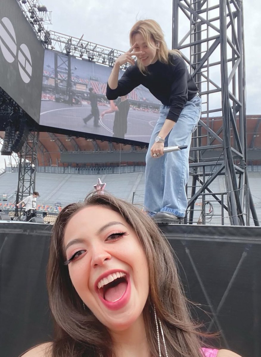 jmygmochis's tweet photo. ESTÁ CHICA YA GANÓ EN LA VIDA, IMAGÍNATE TENER UNA SELFIE CON UN BTS PTM QUE ENVIDIA https://t.co/7KqUxvpYHd
