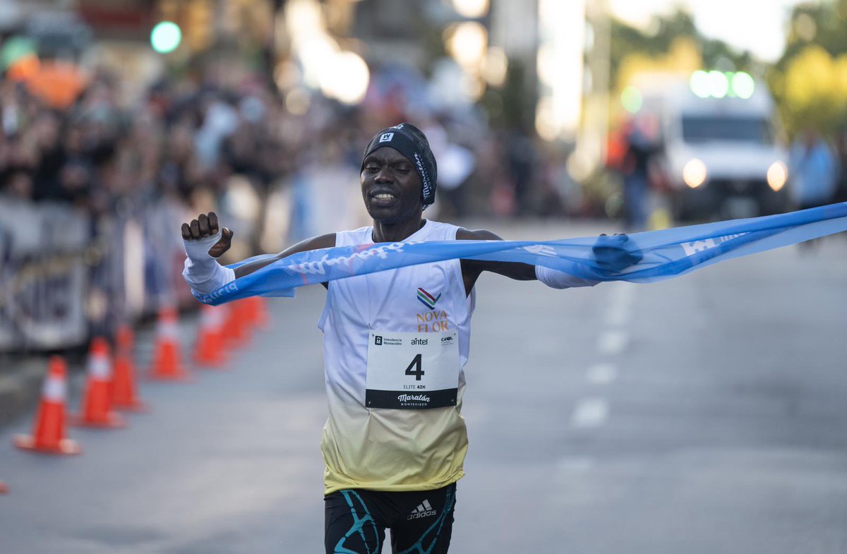 Uruguay_Natural's tweet photo. Montevideo corrió 🇺🇾🏃‍♀️🏃‍♂️

La Maratón de Montevideo fue mucho más que una carrera: una experiencia que reunió a quienes corrieron, a quienes alentaron y a todas las personas que hicieron posible cada kilómetro, en una jornada que volvió a mostrar a Uruguay como destino de deporte y turismo.

En la premiación, además, el Ministerio de Turismo entregó el reconocimiento “Uruguay Sorprende”, un premio que pone en valor experiencias que reflejan la identidad, la hospitalidad y el espíritu de nuestro país.

Porque el turismo también se vive corriendo, alentando y compartiendo nuestras ciudades con el mundo. 

#UruguaySorprende 

📸 IM