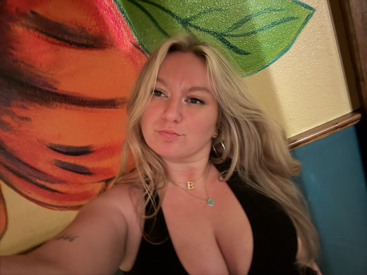BBay___'s tweet photo. Night out 🌃💃🏼🪩 https://t.co/aYeAxuR7Gw