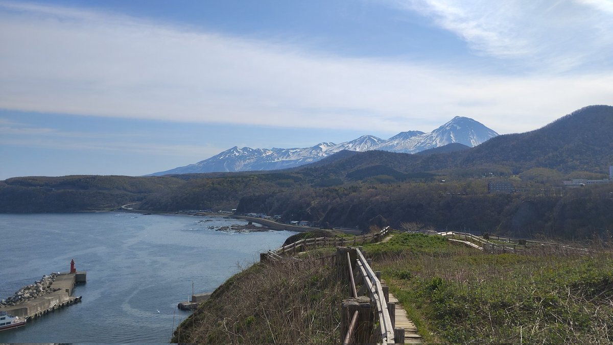lights_846's tweet photo. 26/5/11  朝から暑い陽気。美しい連山、キバナノアマナ、町中のキツネ。 #北海道　#知床　#自然 https://t.co/5Nw7SdOPdM