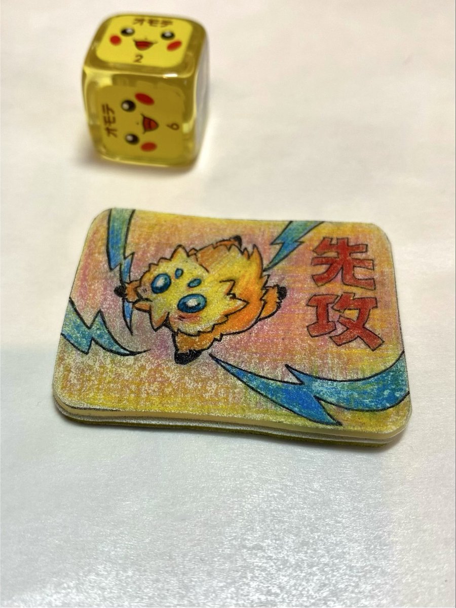 KajiKnight's tweet photo. 残りのプラバンが見つかったので、ポケモンカードゲーム用の先攻・後攻マーカーを作りました。
色鉛筆と油性マーカーで絵を描き、オーブで焼いて4分の1に縮みました。ボンドで両面をくっ付けて完成です！
#ポケカ #手作り #マーカー #バチュル #プラバン #色鉛筆 #ポケモン https://t.co/yrv9g640gC