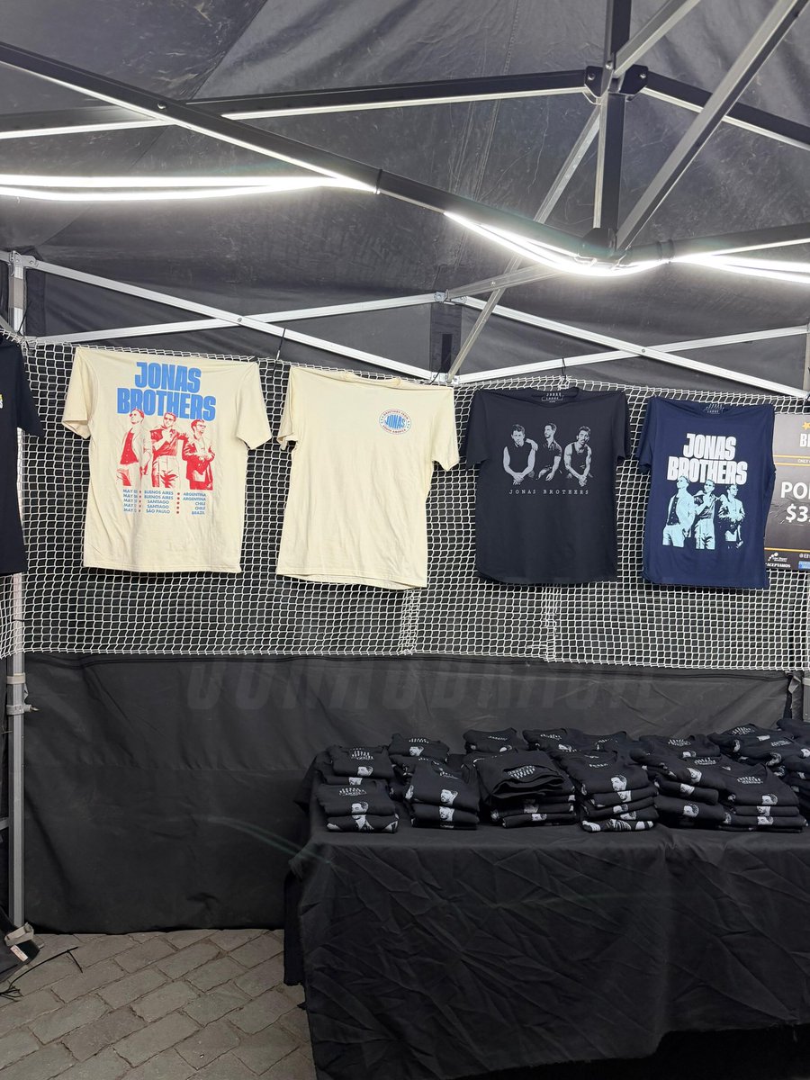 jonasbrasil's tweet photo. Merch do show de hoje em Santiago, Chile 🇨🇱 https://t.co/C08ekOaauN