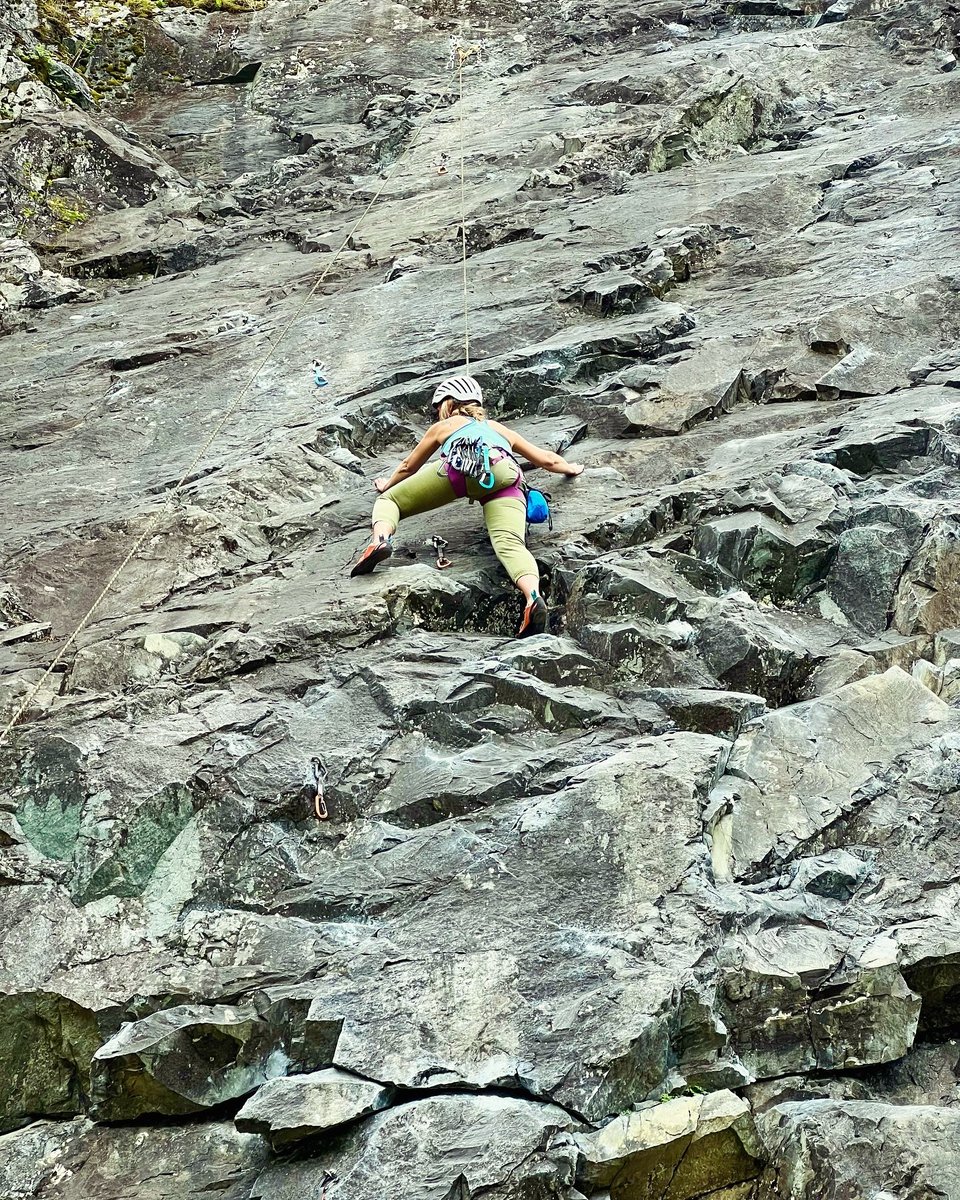 JennaDowning71's tweet photo. I was a little nervous because it had been a while since I'd climbed, and I was worried I wouldn't have enough strength. I am indeed a bit rusty and need to spend more time practicing to regain my stamina. But rock climbing is really fun, climbing to such heights is always exhilarating. I'm very grateful for the patience and superb skills of my climbing partners