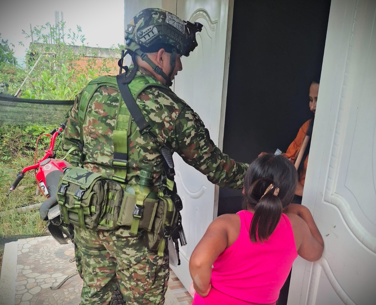 ftc_omega's tweet photo. 🌷💐 #DíaDeLaMadre | En la inspección de La Julia, municipio de La Uribe, #Meta, soldados del Batallón de Despliegue Rápido N.° 3 compartieron rosas y detalles con madres de la comunidad, exaltando su amor, entrega y dedicación en esta fecha especial. 🇨🇴💖

#PatriaHonorLealtad 🪖 https://t.co/VFrh9eYoEW