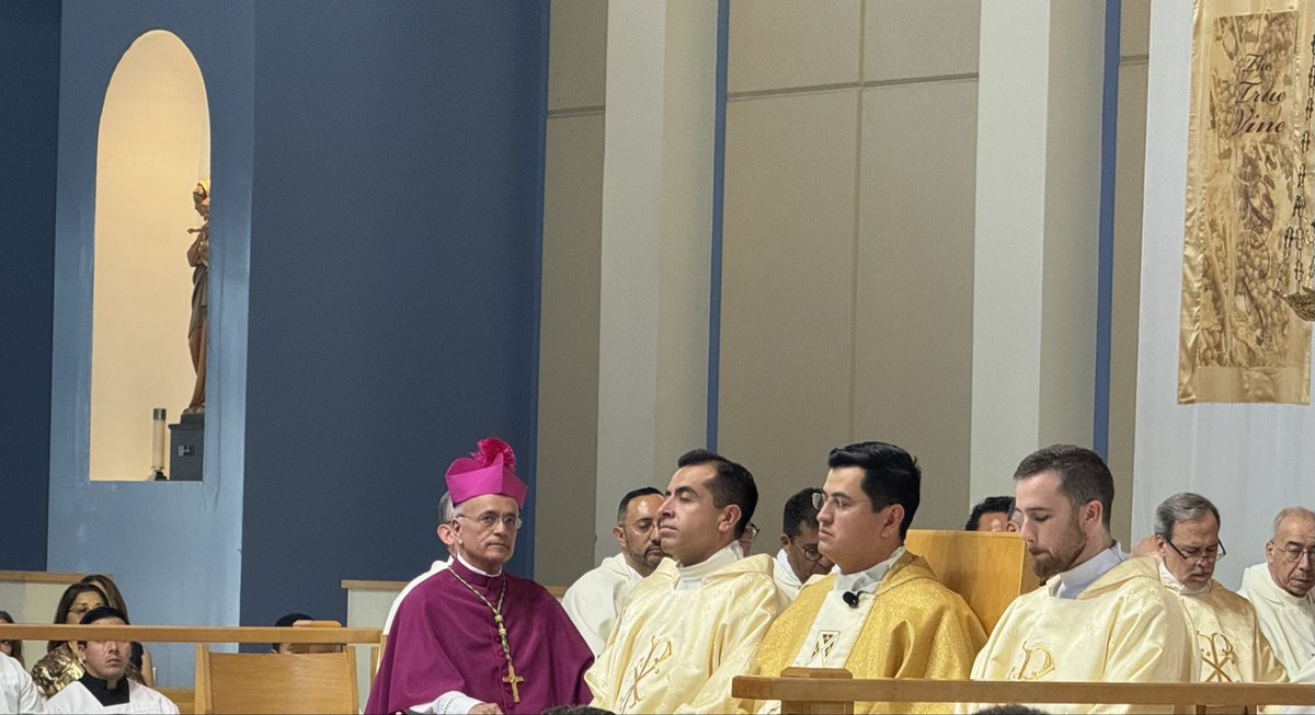 MLillyDelgado's tweet photo. “Cuando estaba en Nicaragua, solía decirles a los sacerdotes que en el mundo de hoy un sacerdote o es profeta o no es nada. @DavidMendieta53, aun en medio de situaciones conflictivas y complejas, no temas ser siempre un padre para los pobres… y las víctimas”- Mons. @silviojbaez https://t.co/lwdfWMaqJQ